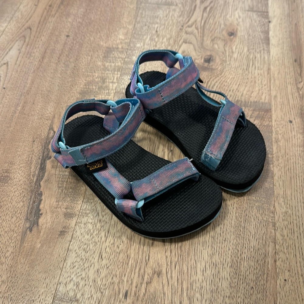 Girls Universal Tevas size 11
